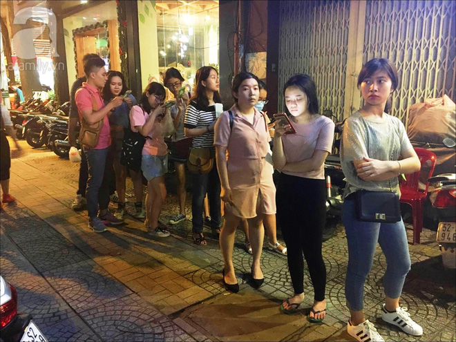 Giới trẻ Sài Gòn xếp hàng dài, chờ đợi gần 30 phút chỉ để mua một ly trà ngoại - Ảnh 2.