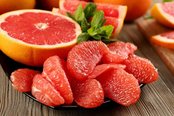 Bưởi giàu vitamin C giúp hạn chế quá trình lão hóa, ngăn ngừa xuất hiện nếp nhăn.
