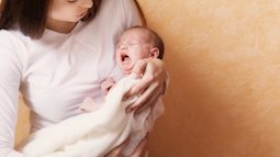 Trẻ nhỏ và trẻ sơ sinh bị ọc sữa có nên cho bú lại và làm sao để trẻ hết nôn trớ?