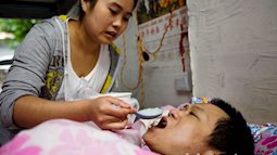 Cô gái xinh đẹp chăm sóc cha bại liệt suốt 10 năm qua làm lay động cư dân mạng