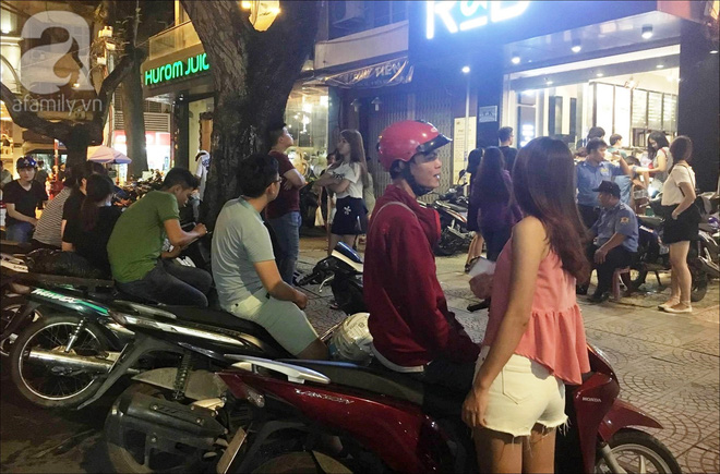 Giới trẻ Sài Gòn xếp hàng dài, chờ đợi gần 30 phút chỉ để mua một ly trà ngoại - Ảnh 7.