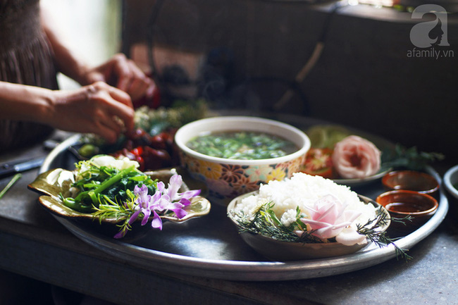 Giữa Sài Gòn xô bồ, vẫn có một nơi bạn có thể tĩnh tâm với đồ ăn thức uống đơm hoa - Ảnh 1.