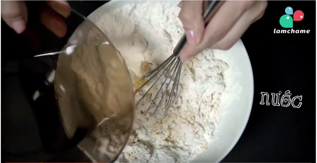 cách làm bánh rán bí đỏ - thêm nước vào hỗn hợp