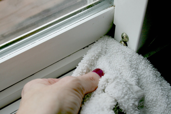 Mẹo làm sạch bụi bặm ở những vị trí khó vệ sinh nhất của cửa sổ chỉ trong nháy mắt - ảnh 6