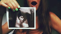 Mẹ bầu vỡ òa hạnh phúc khi thấy ảnh siêu âm của con: Bé gái tí xíu đang vẫy tay chào 