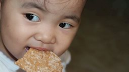 Nhầm lẫn tai hại khi trẻ ăn nhiều bánh kẹo dịp Tết