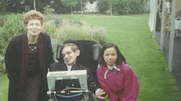 Bí mật về con gái nuôi người Việt của ông hoàng vật lý Stephen Hawking