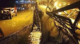 Sập cầu Long Kiển ở Sài Gòn trong đêm, ô tô và xe máy rơi xuống sông