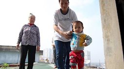 Hà Nội: Người già, bà bầu, trẻ nhỏ đánh cược tính mạng đi qua mái tôn trên tầng thượng chung cư vì thang máy hỏng