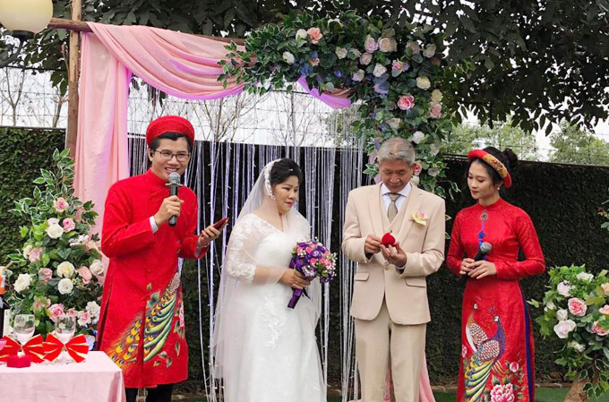 Hôn lễ được diễn ra trong khuôn viên nhà riêng của NSND Thanh Hoa. Hai vợ chồng nữ nghệ sĩ thực hiện các màn nghi thức truyền thống như trao nhẫn cưới, cắt bánh mừng. 