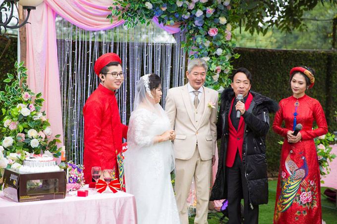 Nghệ sĩ Việt Hoàn, một người học trò của Thanh Hoa cũng đến chúc mừng cho hôn lễ của cô giáo. 