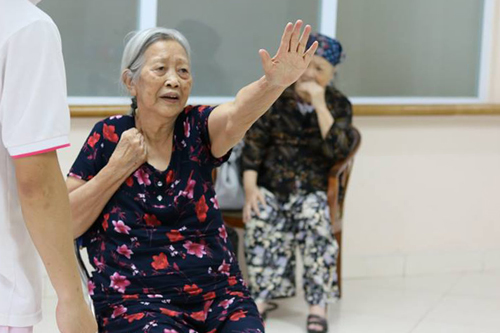 Tuổi 88, bà Dung có sức khỏe khá tốt và luôn cố gắng tự chăm sóc cho mình, không cần giúp đỡ của điều dưỡng. Ảnh: Viện dưỡng lão Diên Hồng.
