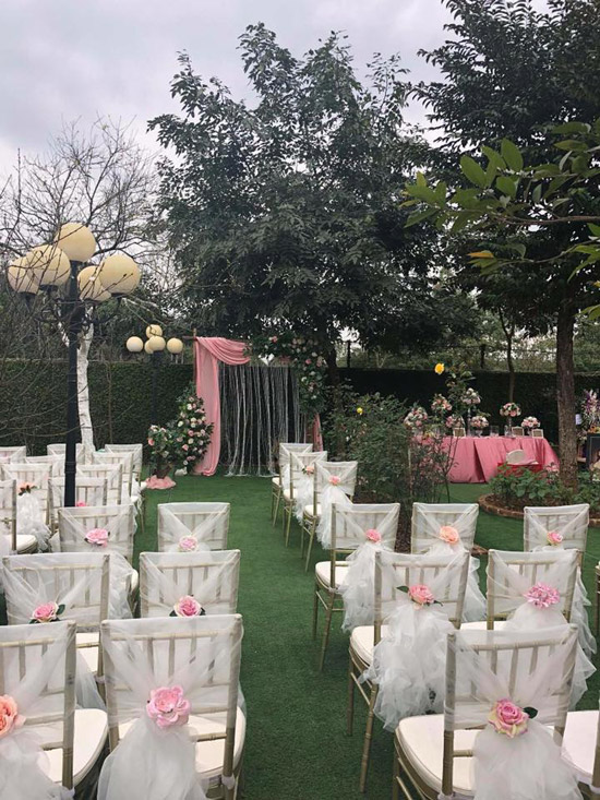 Khuôn viên khu vườn của nhà Thanh Hoa biến thành không gian cưới lãng mạn như cổ tích. 