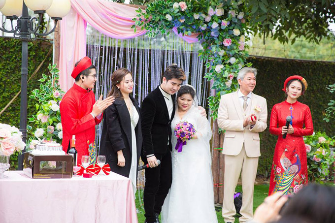 Trong ngày cưới của bố mẹ, ca sĩ Tôn Thất Sơn không giấu được niềm vui. Anh đã lén lau những giọt nước mắt khi chứng kiến giây phút bố mẹ trao nhẫn, cắt bánh. 