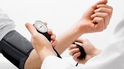Chuyên gia hướng dẫn sơ cứu đúng cách khi bị hạ huyết áp, tránh biến chứng tim mạch cực nguy hiểm