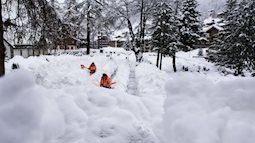 Tuyết rơi dày khiến hơn 13.000 du khách mắc kẹt ở Thụy Sĩ