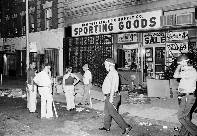  Tuy nhiên, mọi thứ không được yên bình tại các khu vực khác của thành phố, nơi nạn cướp bóc tràn lan như ở cửa hàng Upper West Side. 