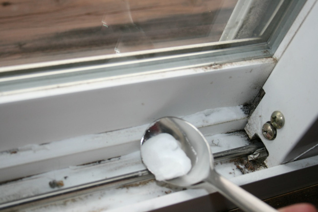 Mẹo làm sạch bụi bặm ở những vị trí khó vệ sinh nhất của cửa sổ chỉ trong nháy mắt - ảnh 1