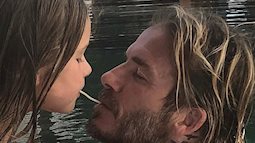 Bố con Harper Beckham bắt chước cảnh ngậm cùng một sợi mì siêu đáng yêu trong phim hoạt hình