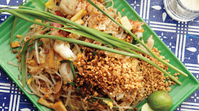 Pad Thai hay còn gọi là món phở xào kiểu Thái được chế biến ngay tại chỗ, với nguyên liệu giản đơn nhưng mùi vị không kém món ăn ở bất cứ nhà hàng sang trọng nào.