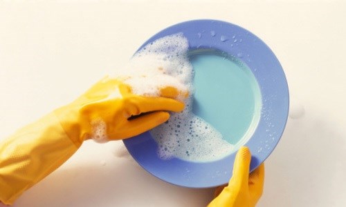 Hạn chế tiếp xúc với hoá chất khi rửa bát, đĩa.