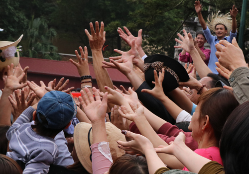 Hàng trăm người giơ tay xin lộc trong ngày khai hội chùa Hương năm 2017. Ảnh: Võ Hải.