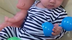 Đôi mắt màu xanh đẹp tựa thiên thần của bé trai 6 tháng tuổi mù lòa đã có cơ hội tìm lại ánh sáng