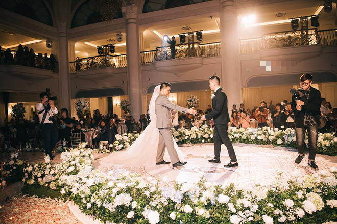 Đám cưới sang chảnh với 10.000 bông hoa tươi và váy đính 5.000 pha lê của cô dâu xinh đẹp - Ảnh 10.