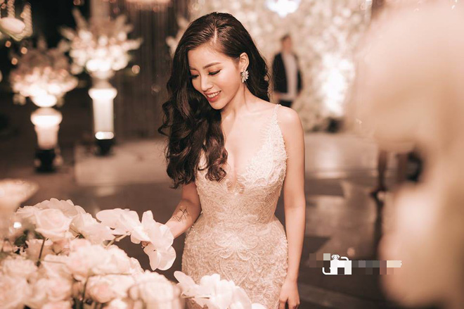 Đám cưới sang chảnh với 10.000 bông hoa tươi và váy đính 5.000 pha lê của cô dâu xinh đẹp - Ảnh 19.