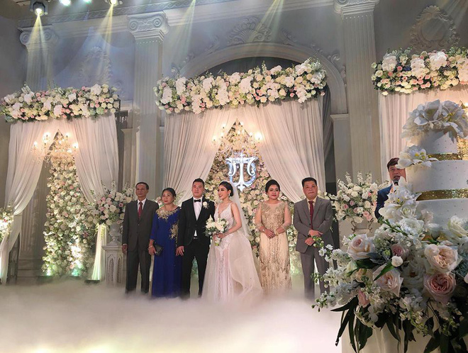 Đám cưới sang chảnh với 10.000 bông hoa tươi và váy đính 5.000 pha lê của cô dâu xinh đẹp - Ảnh 13.