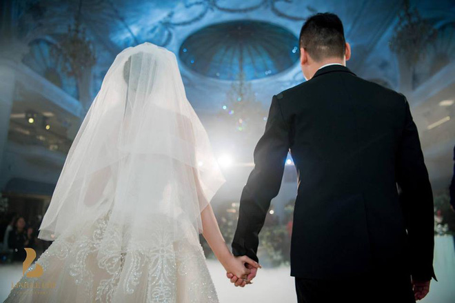 Đám cưới sang chảnh với 10.000 bông hoa tươi và váy đính 5.000 pha lê của cô dâu xinh đẹp - Ảnh 9.