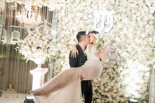 Đám cưới sang chảnh với 10.000 bông hoa tươi và váy đính 5.000 pha lê của cô dâu xinh đẹp - Ảnh 17.