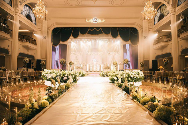 Đám cưới sang chảnh với 10.000 bông hoa tươi và váy đính 5.000 pha lê của cô dâu xinh đẹp - Ảnh 20.