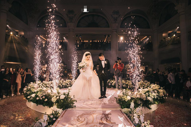 Đám cưới sang chảnh với 10.000 bông hoa tươi và váy đính 5.000 pha lê của cô dâu xinh đẹp - Ảnh 15.