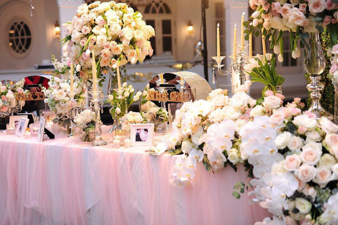 Đám cưới sang chảnh với 10.000 bông hoa tươi và váy đính 5.000 pha lê của cô dâu xinh đẹp - Ảnh 3.