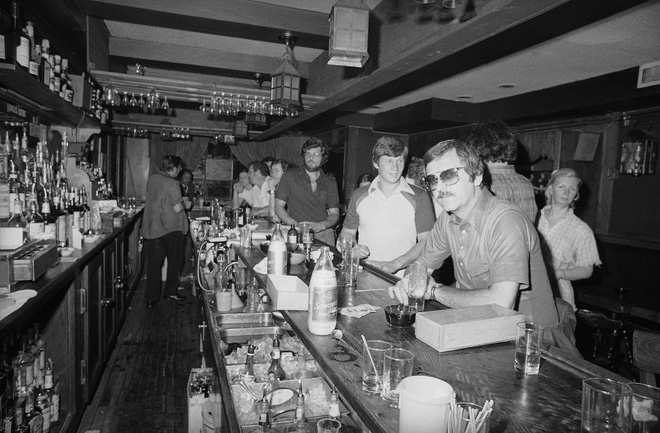  Du khách tại quán bar ở Manhattan vẫn tiếp tục thưởng thức những ly rượu thơm ngon dưới ánh nến. 