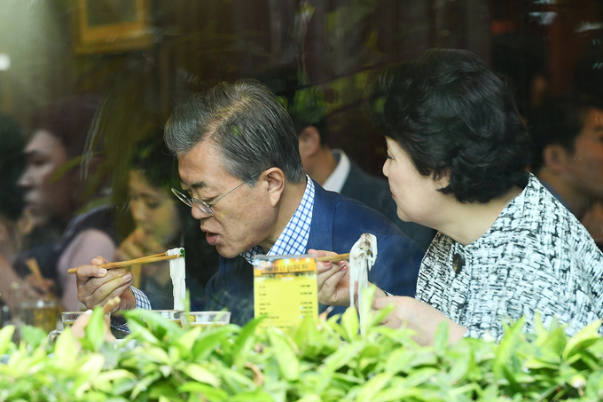 Tổng thống và Đệ nhất phu nhân Hàn Quốc thưởng thức phở Hà Nội