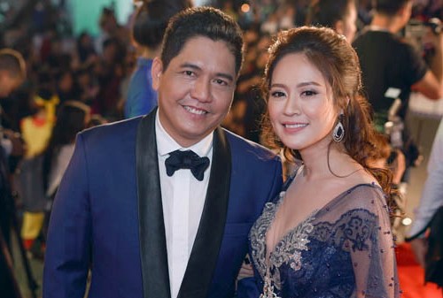 Vợ chồng Thanh Thúy trên thảm đỏ Liên hoan phim Việt Nam 2017.