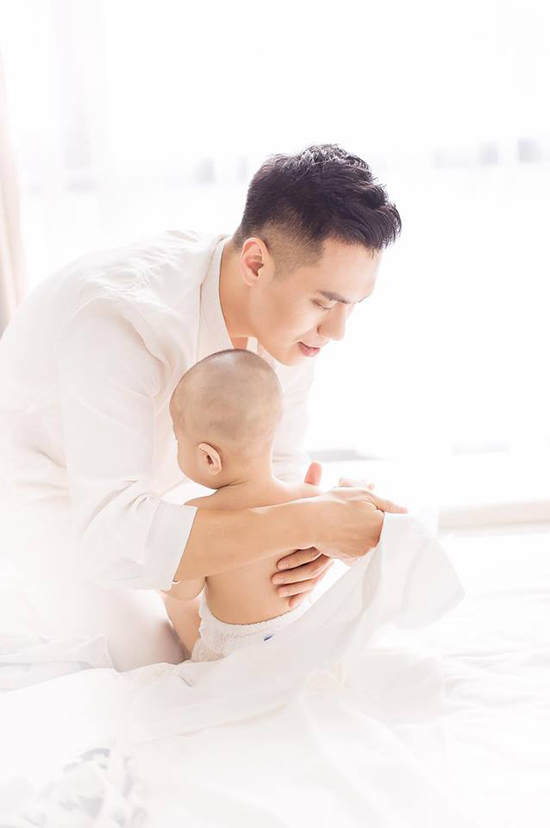 Việt Anh tự tin vào khả năng thay tã, cho con uống sữa của mình. Con trai của nam diễn viên chào đời hồi tháng 3/2017, có tên thân mật ở nhà là Đậu Đậu.
