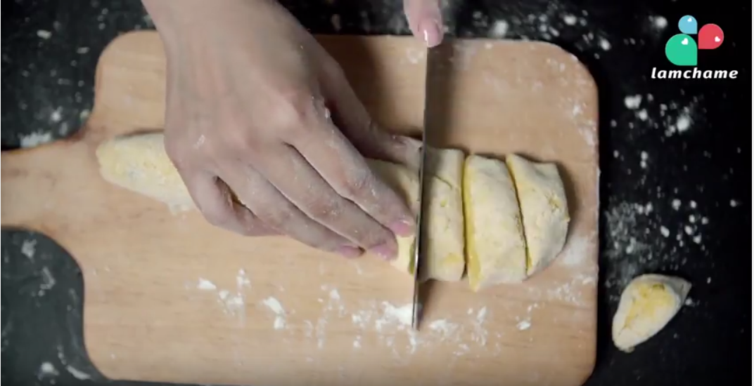 cách làm bánh rán bí đỏ - thái bột thành từng miếng vừa phải