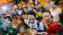 Người dân ở Sài Gòn chen nhau vào biệt thự triệu đô của Đàm Vĩnh Hưng chụp ảnh Noel trong vòng 5 phút/ lượt
