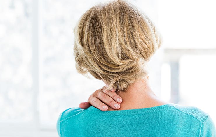 Đau lưng đi kèm với tê cứng có thể là dấu hiệu của bệnh viêm cột sống dính khớp.