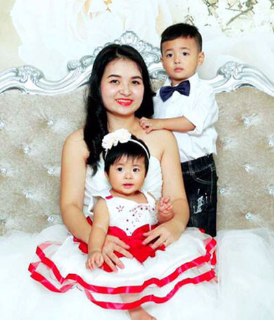 Chị Kim và hai con, bé trai đầu 3 tuổi rưỡi, bé gái thứ hai 18 tháng.