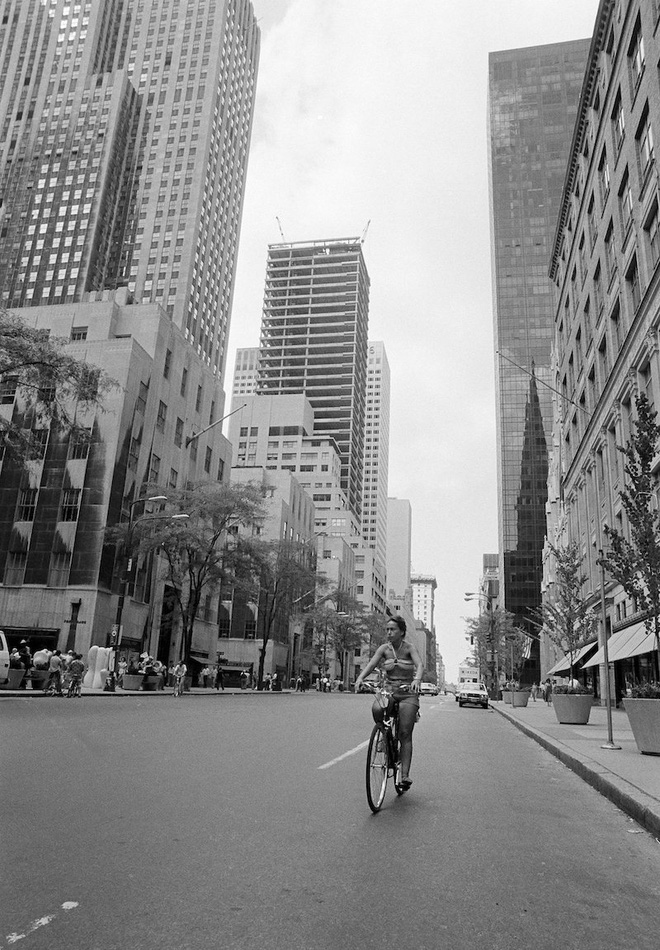  Một người đi xe đạp đã tận dụng thời điểm Fifth Avenue không có xe hơi đỗ để đi vào. 