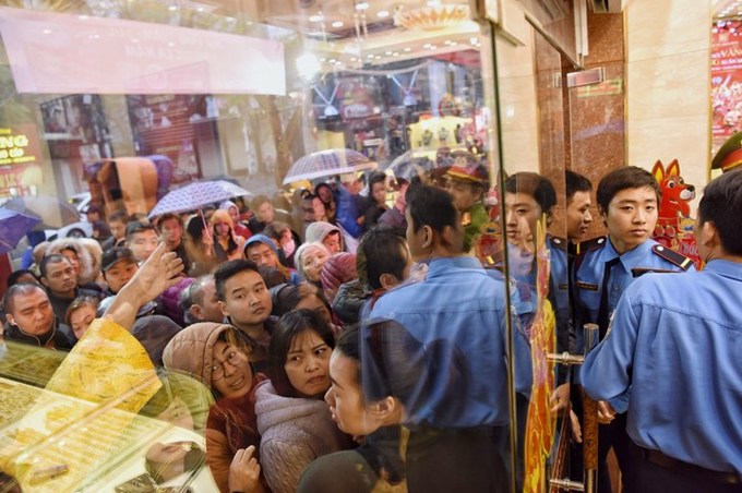 Nhiều người Hà Nội đội mưa rét xếp hàng mua vàng từ 4h sáng