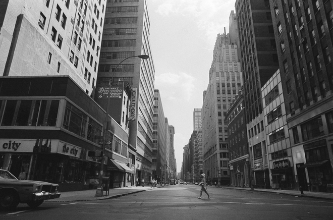  Những con phố thường bị tắc nghẽn vào giờ cao điểm như đại lộ Madison Avenue ở Manhattan, hoàn toàn không có phương tiện đi lại. 