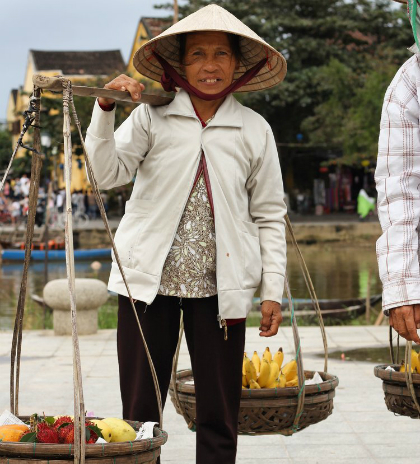 Khách Tây: Hiếm khi thấy phụ nữ Việt ngồi không/Khách Tây: Hiếm lúc nào thấy phụ nữ Việt ngơi tay làm việc - 5