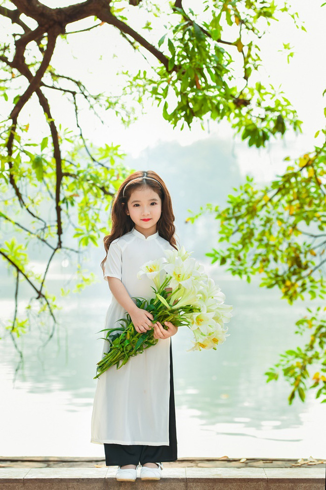Vẻ đẹp mong manh của cô bé Hà Nội bên hoa loa kèn khiến cư dân mạng thổn thức - Ảnh 1.