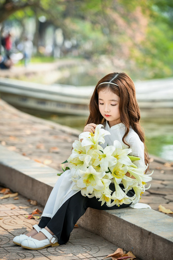 Vẻ đẹp mong manh của cô bé Hà Nội bên hoa loa kèn khiến cư dân mạng thổn thức - Ảnh 2.