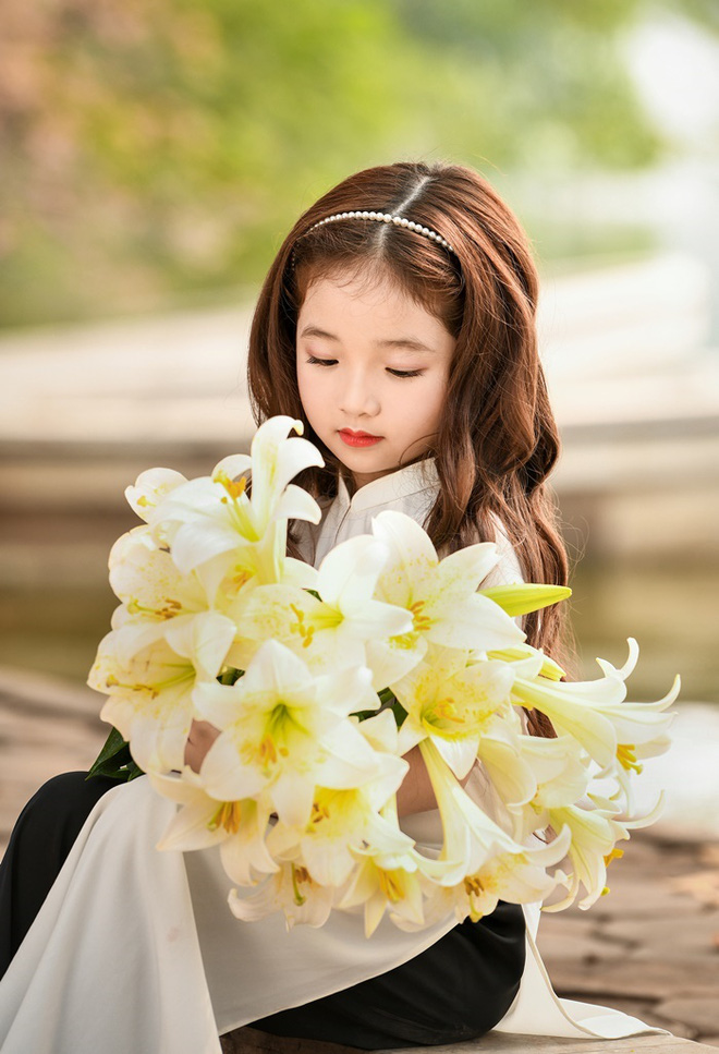 Vẻ đẹp mong manh của cô bé Hà Nội bên hoa loa kèn khiến cư dân mạng thổn thức - Ảnh 3.